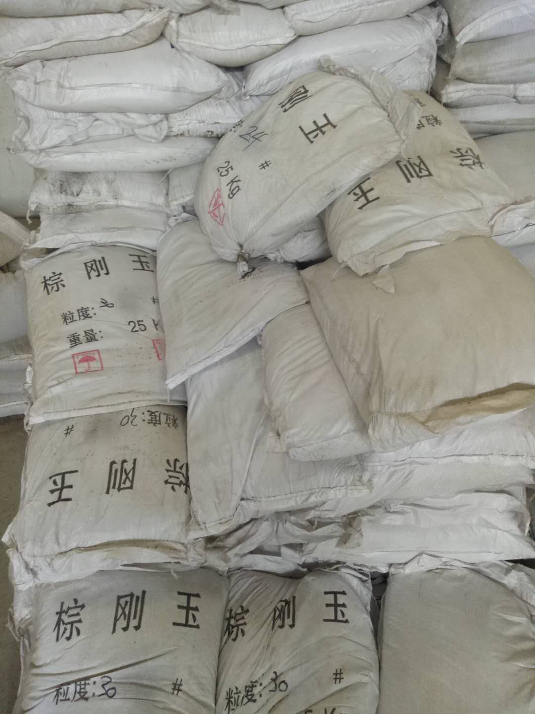二級(jí)棕剛玉裝車待發(fā)